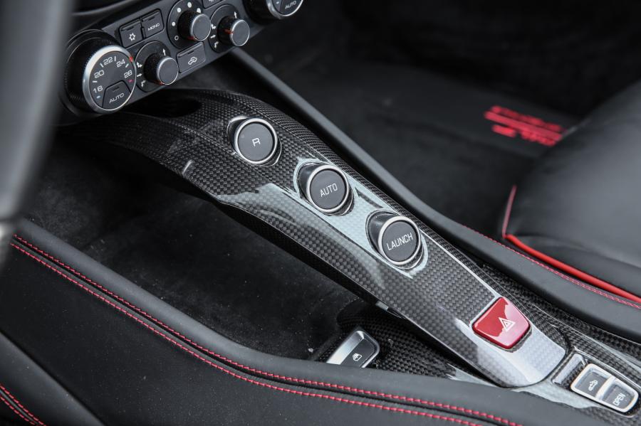 Детали интерьера Ferrari California T HS 2016 года  (фото 23 из 34)